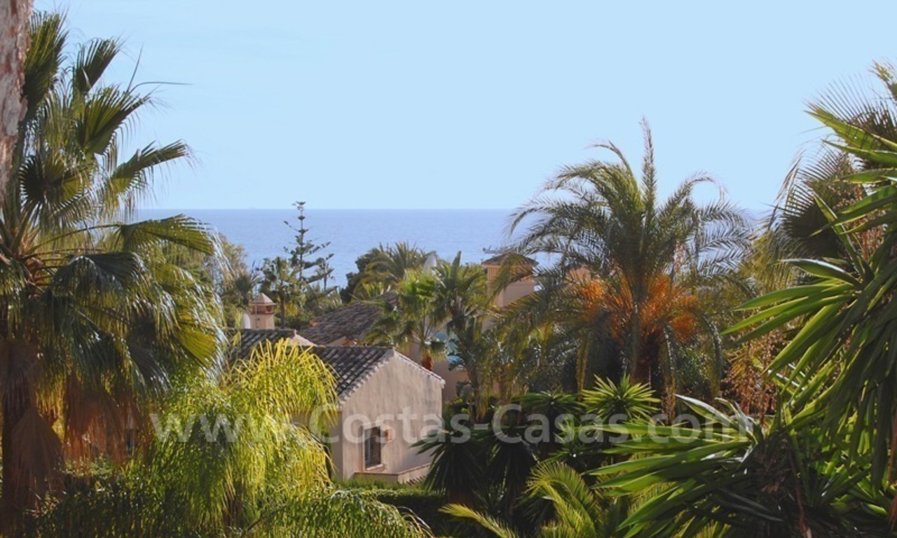 Beachside villa te koop dichtbij het strand te Marbella 26