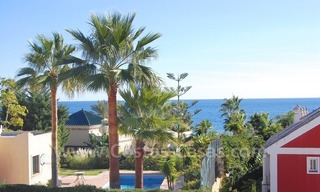 Luxe beachside villa te koop in Marbella 26