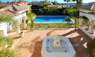 Luxe beachside villa te koop in Marbella 25