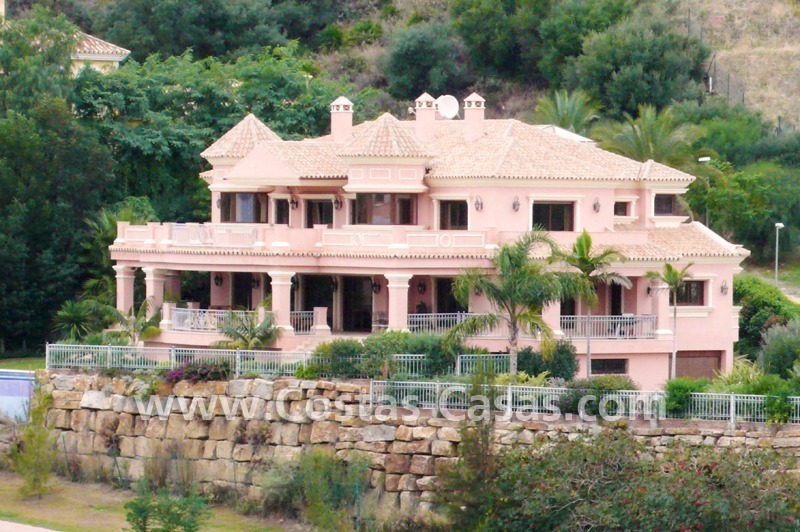 Exclusieve ruime villa mansion te koop direct aan de golf in Marbella - Benahavis