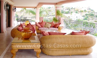 Exclusieve ruime villa mansion te koop direct aan de golf in Marbella - Benahavis 7