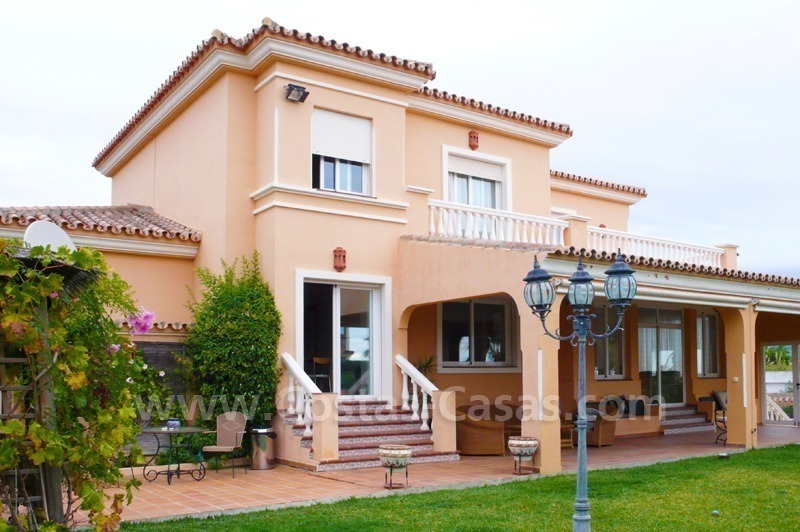 Villa te koop gelegen tussen verscheidene bekende golfbanen in het gebied van Estepona – Benahavis – Marbella