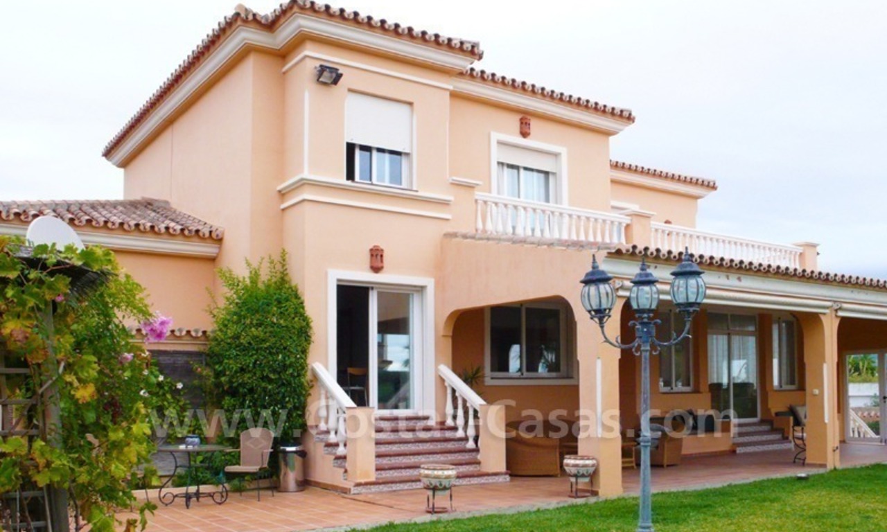 Villa te koop gelegen tussen verscheidene bekende golfbanen in het gebied van Estepona – Benahavis – Marbella 0