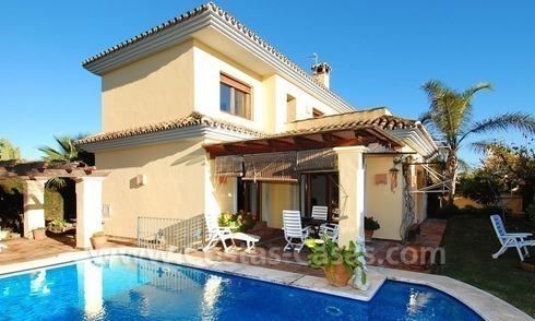 Beachside villa te koop dichtbij het strand in Marbella east 