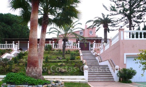 Grote beachside villa met 2 gastenverblijven te koop in oost Marbella 
