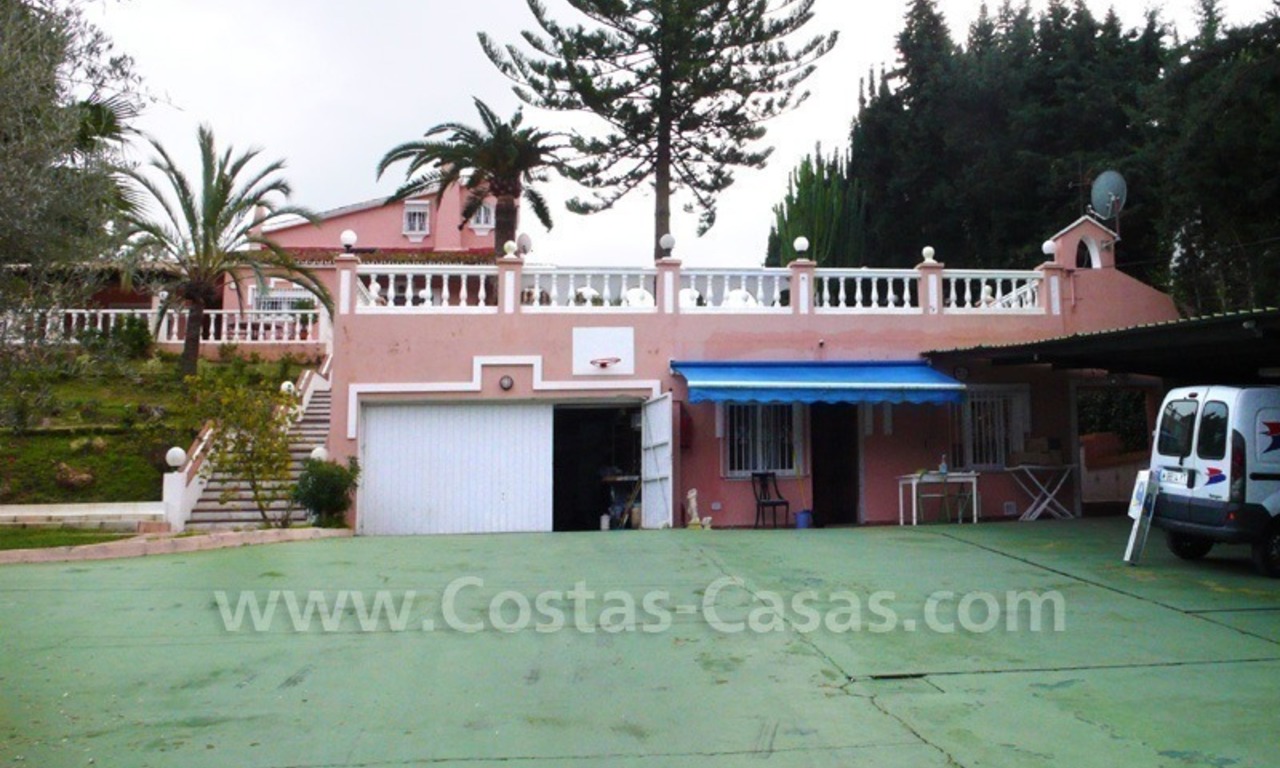 Grote beachside villa met 2 gastenverblijven te koop in oost Marbella 1