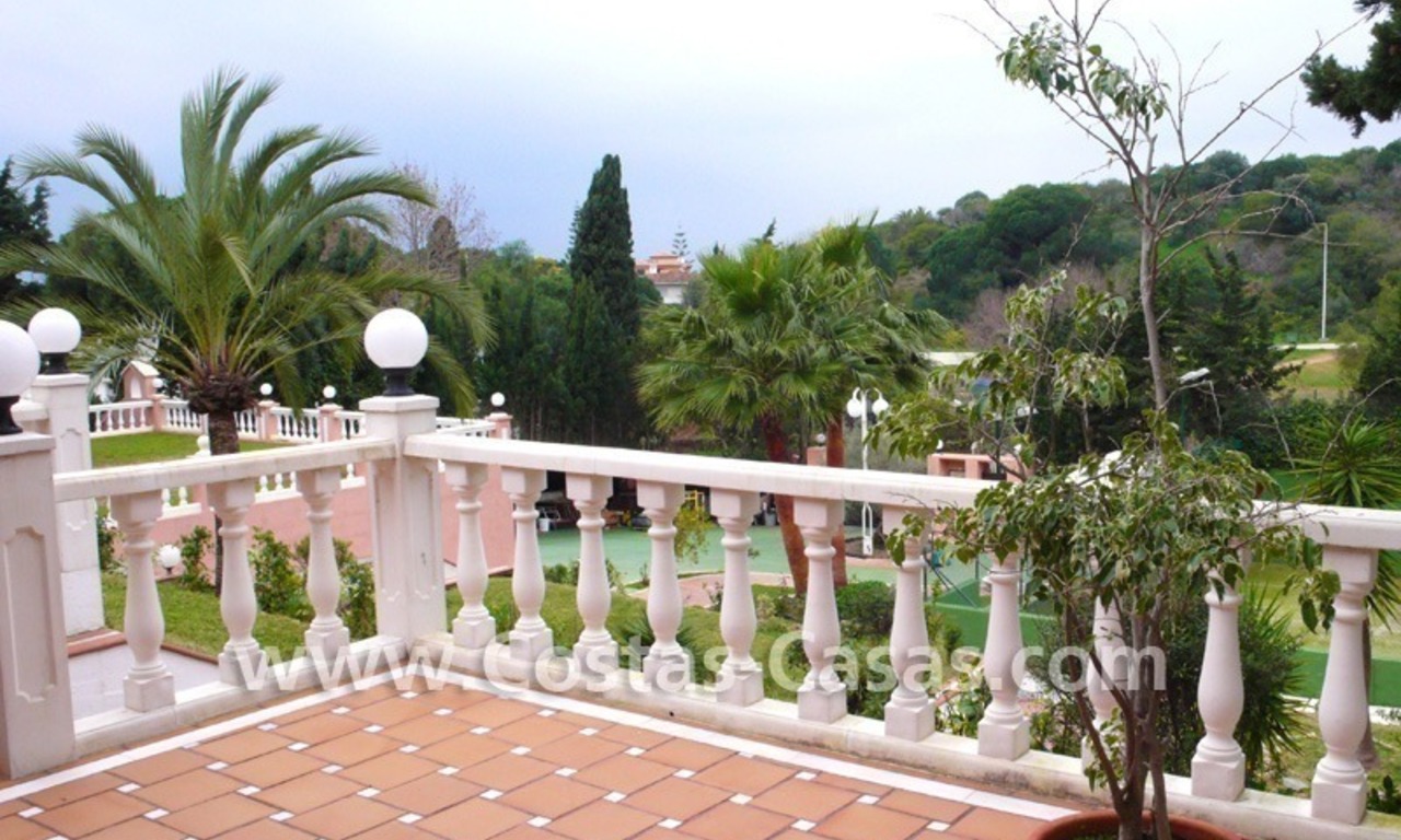 Grote beachside villa met 2 gastenverblijven te koop in oost Marbella 8