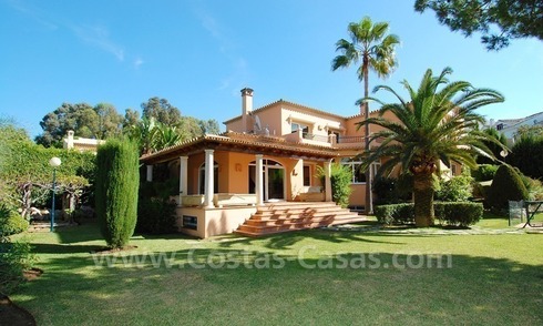 Beachside villa te koop in Elviria, Marbella 
