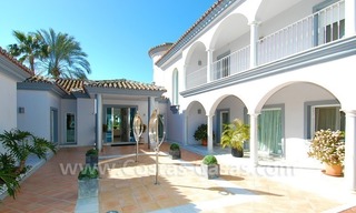 Luxevilla te koop in Marbella met een modern interieur op een groot perceel met zeezicht 7