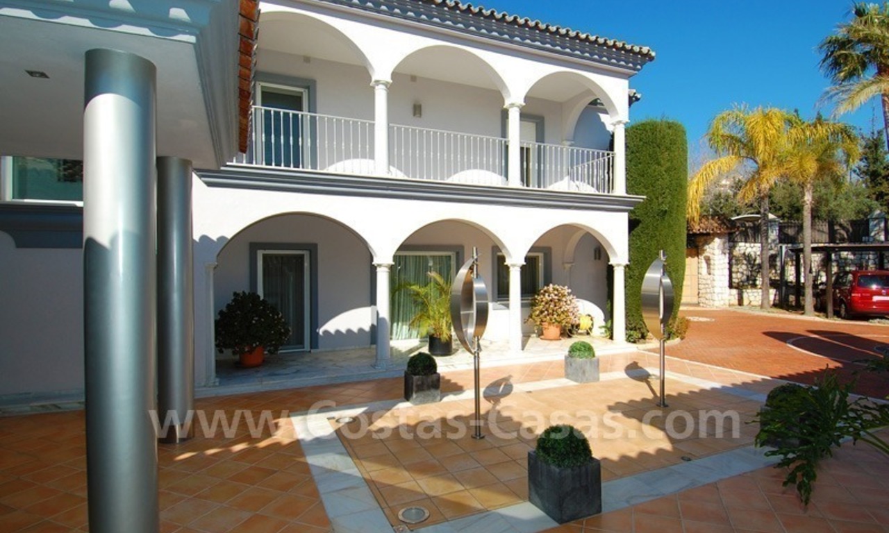 Luxevilla te koop in Marbella met een modern interieur op een groot perceel met zeezicht 8