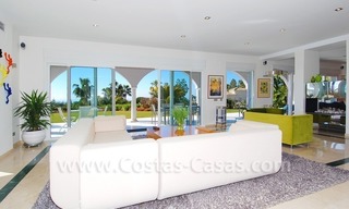 Luxevilla te koop in Marbella met een modern interieur op een groot perceel met zeezicht 10