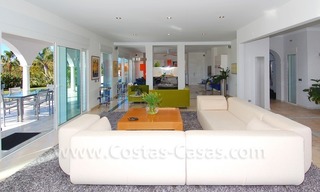 Luxevilla te koop in Marbella met een modern interieur op een groot perceel met zeezicht 11