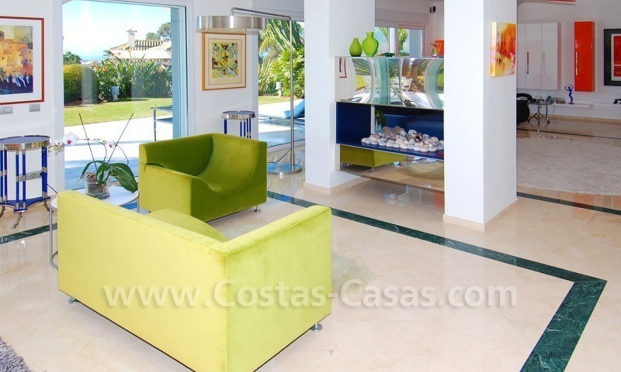 Luxevilla te koop in Marbella met een modern interieur op een groot perceel met zeezicht 12