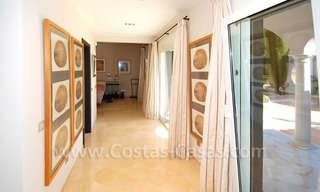 Luxevilla te koop in Marbella met een modern interieur op een groot perceel met zeezicht 21