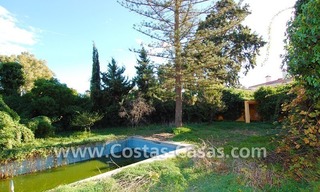 Bouwgrond met een vrijstaande villa te koop om volledig te renoveren, vlakbij het strand te San Pedro in Marbella 1