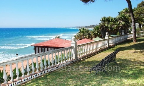 Ruim duplex penthouse appartement te koop in een beachfront complex aan de Golden Mile vlakbij Marbella centrum 