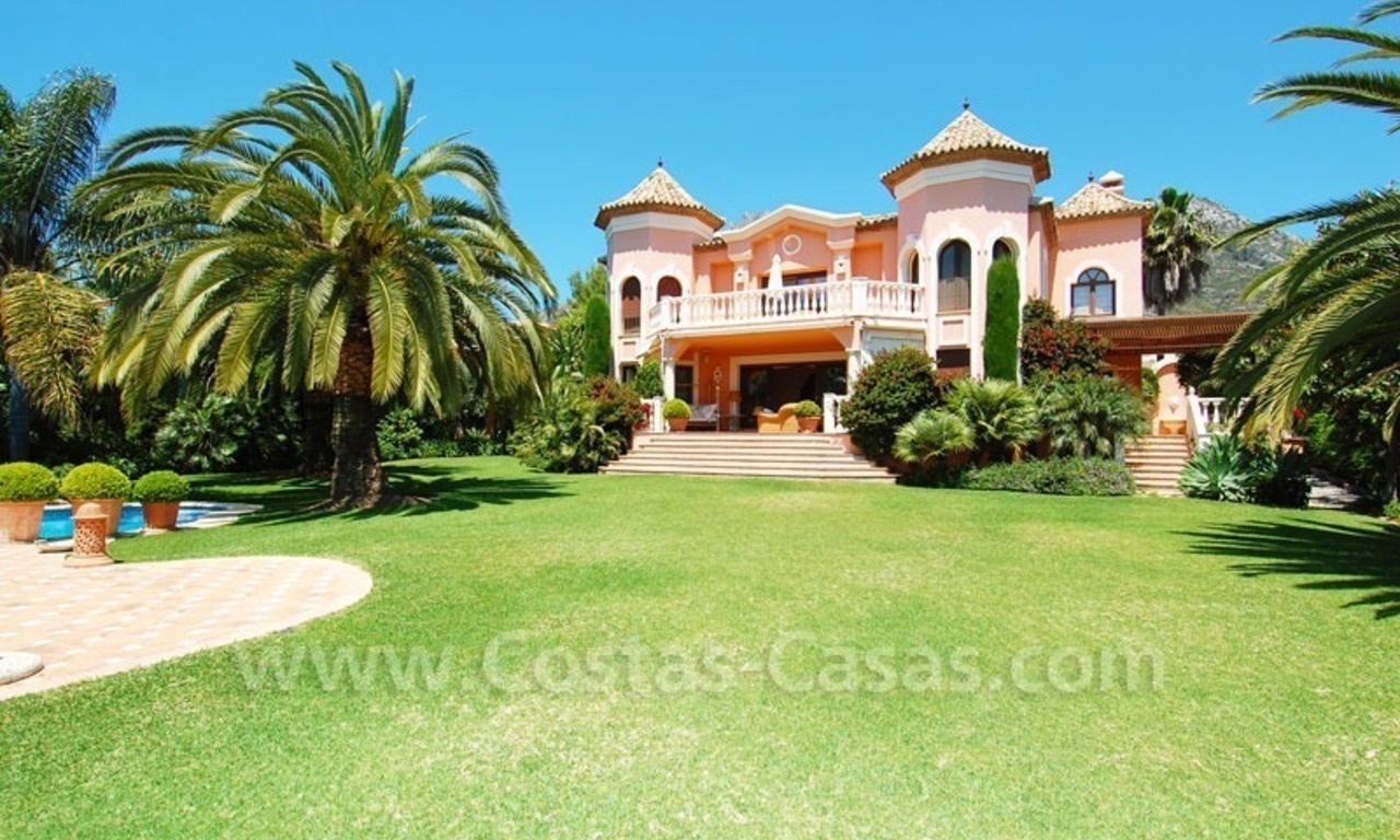 Luxe koopvilla in klassieke stijl te Sierra Blanca – Marbella 0