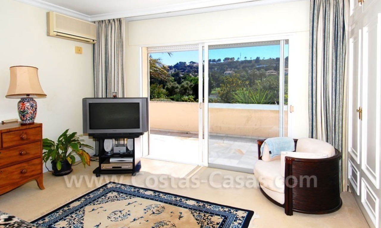 Charmante villa in Andalusische stijl direct aan de golfbaan gelegen te koop in Nueva Andalucia te Marbella 18