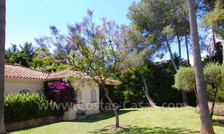 Charmante villa in Andalusische stijl direct aan de golfbaan gelegen te koop in Nueva Andalucia te Marbella 10