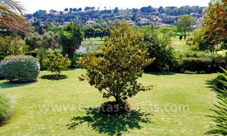 Charmante villa in Andalusische stijl direct aan de golfbaan gelegen te koop in Nueva Andalucia te Marbella 23
