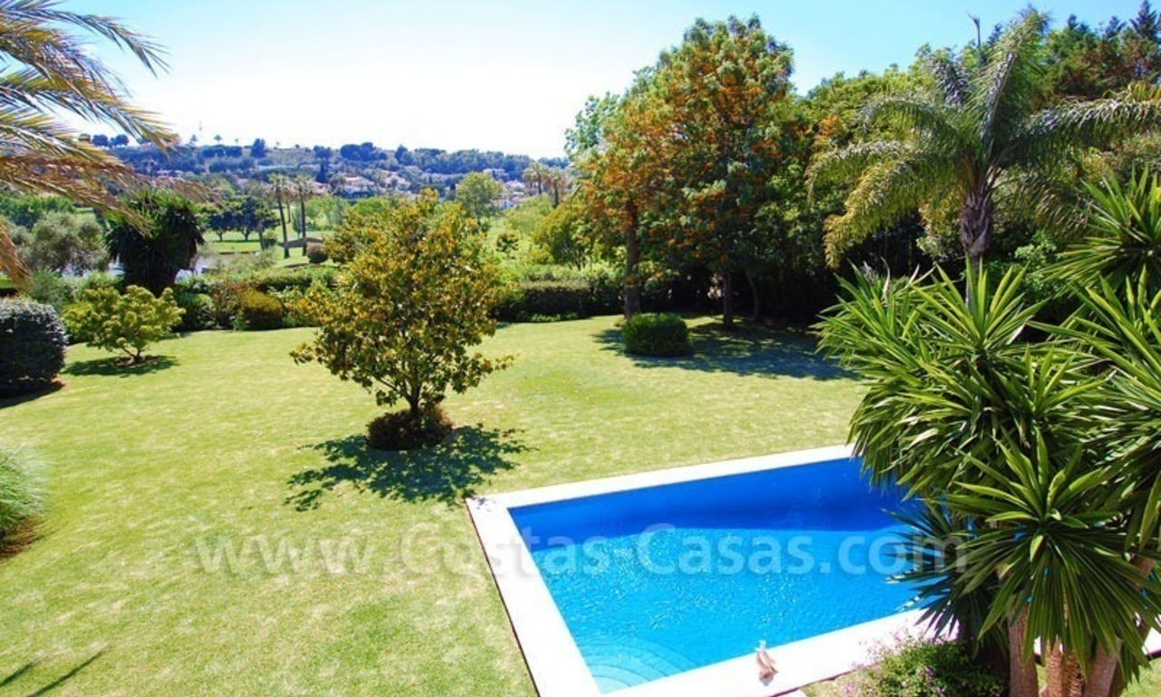 Charmante villa in Andalusische stijl direct aan de golfbaan gelegen te koop in Nueva Andalucia te Marbella 24