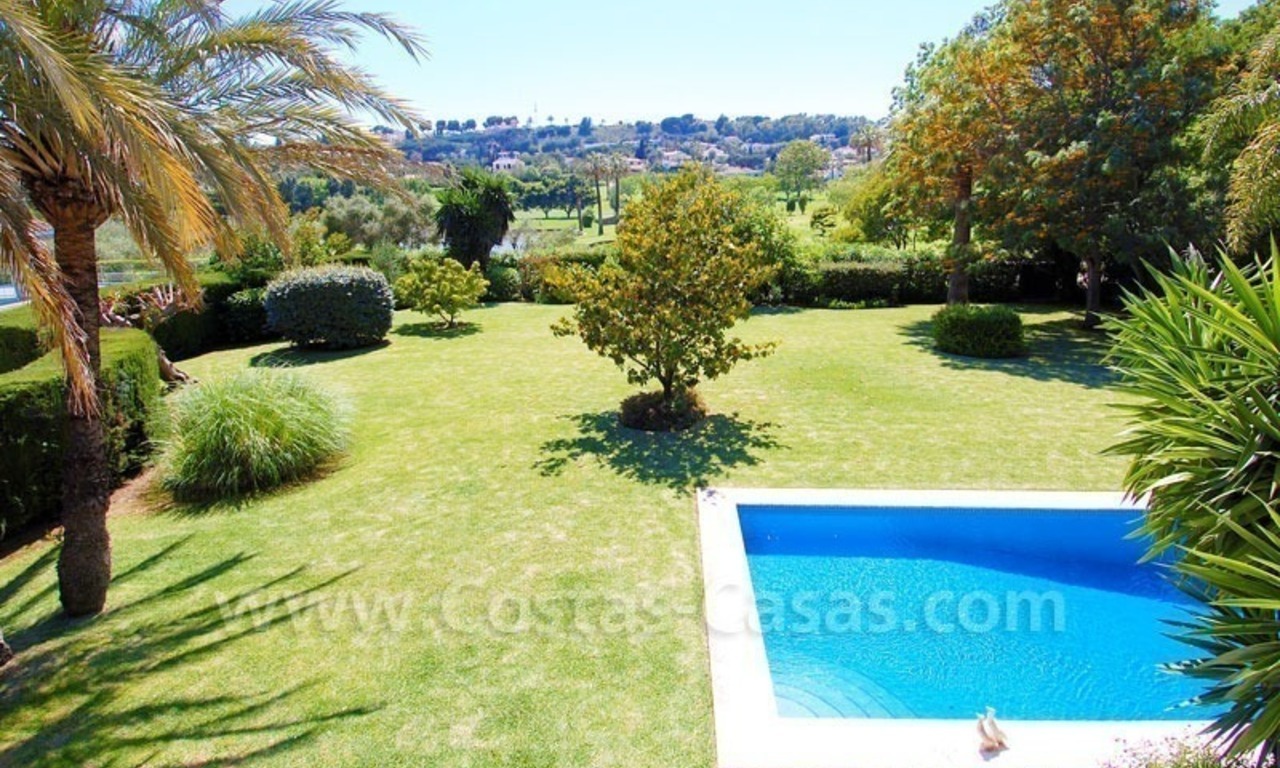 Charmante villa in Andalusische stijl direct aan de golfbaan gelegen te koop in Nueva Andalucia te Marbella 25