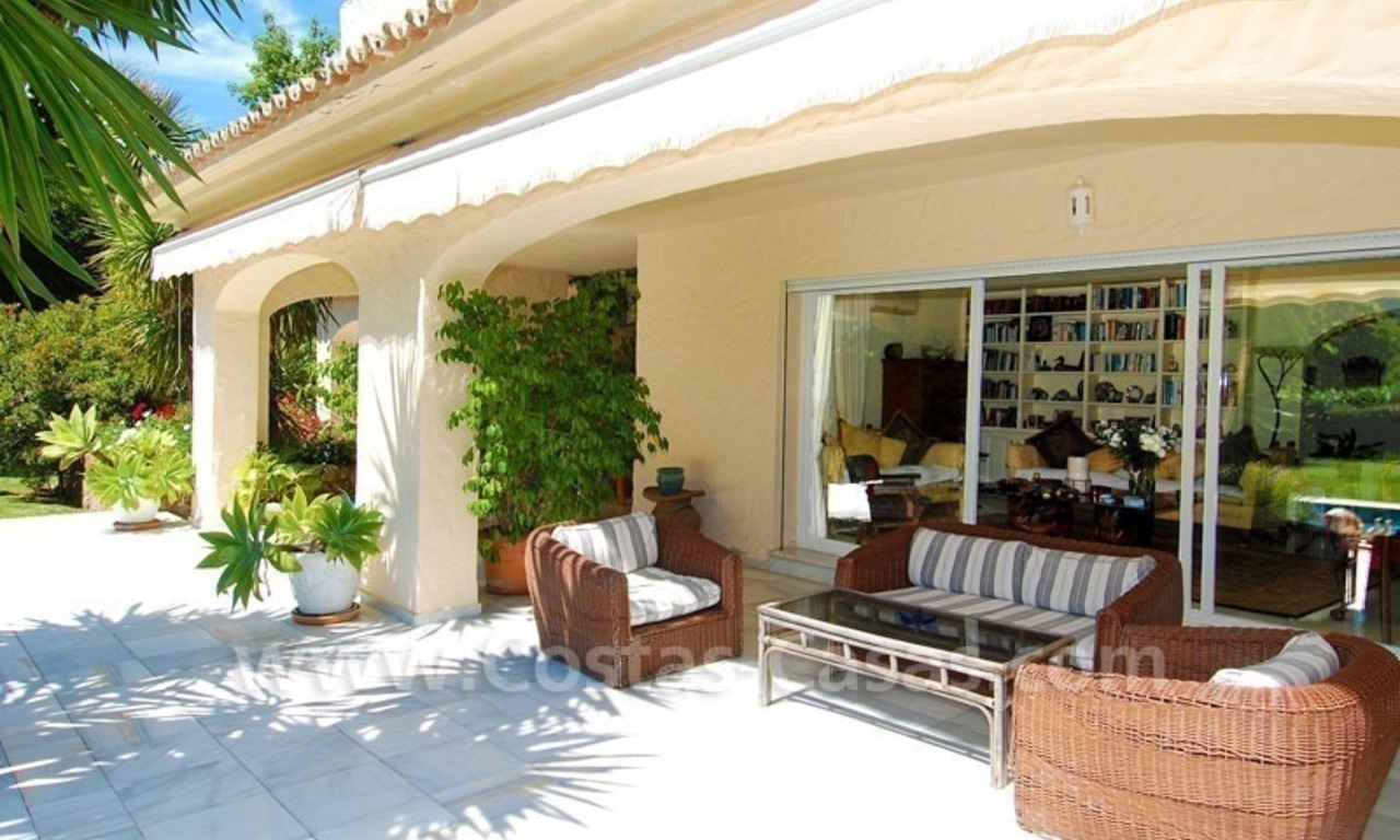 Charmante villa in Andalusische stijl direct aan de golfbaan gelegen te koop in Nueva Andalucia te Marbella 6