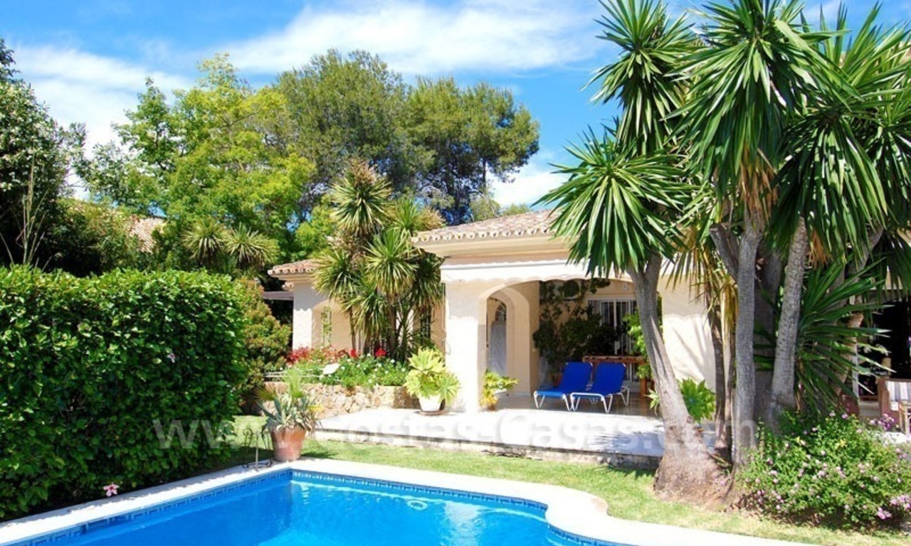Charmante villa in Andalusische stijl direct aan de golfbaan gelegen te koop in Nueva Andalucia te Marbella 5