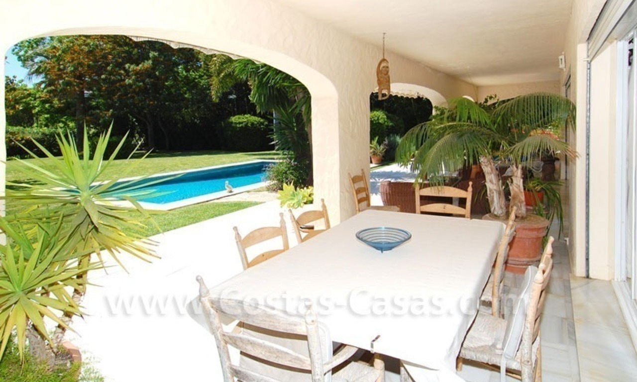 Charmante villa in Andalusische stijl direct aan de golfbaan gelegen te koop in Nueva Andalucia te Marbella 8