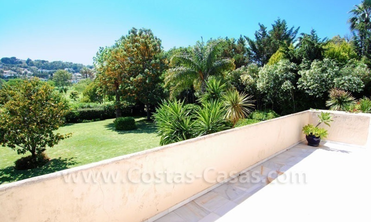 Charmante villa in Andalusische stijl direct aan de golfbaan gelegen te koop in Nueva Andalucia te Marbella 22