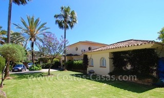 Charmante villa in Andalusische stijl direct aan de golfbaan gelegen te koop in Nueva Andalucia te Marbella 26