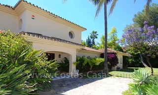 Charmante villa in Andalusische stijl direct aan de golfbaan gelegen te koop in Nueva Andalucia te Marbella 11
