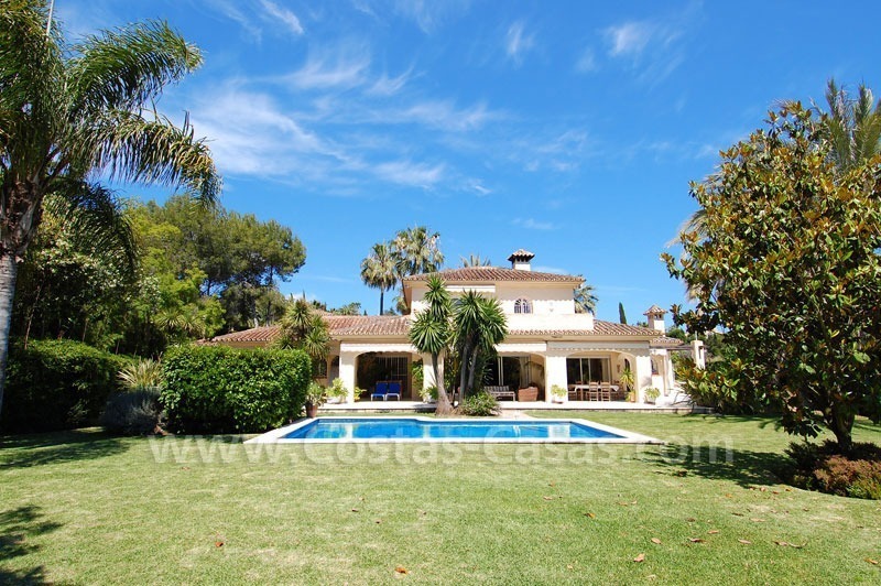 Charmante villa in Andalusische stijl direct aan de golfbaan gelegen te koop in Nueva Andalucia te Marbella