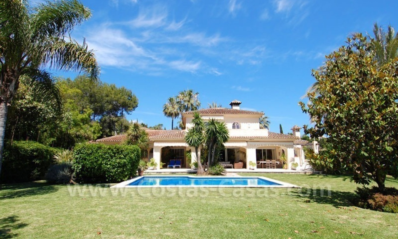 Charmante villa in Andalusische stijl direct aan de golfbaan gelegen te koop in Nueva Andalucia te Marbella 0