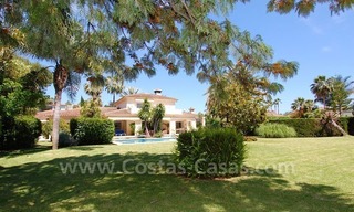 Charmante villa in Andalusische stijl direct aan de golfbaan gelegen te koop in Nueva Andalucia te Marbella 2