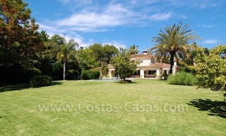 Charmante villa in Andalusische stijl direct aan de golfbaan gelegen te koop in Nueva Andalucia te Marbella 1
