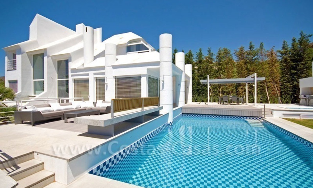 Moderne eerstelijngolf villa te koop in Nueva Andalucia te Marbella 0