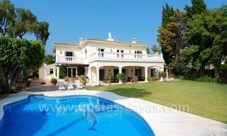 Frontline golf luxe villa te koop in Nueva Andalucia te Marbella 0