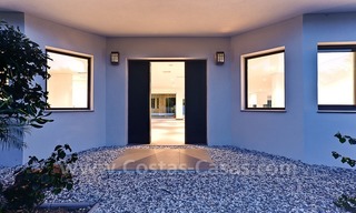 Moderne eerstelijn golf villa te koop in Nueva Andalucia te Marbella 1