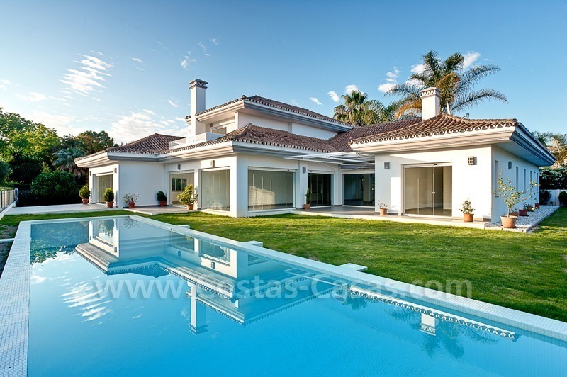 Moderne eerstelijn golf villa te koop in Nueva Andalucia te Marbella