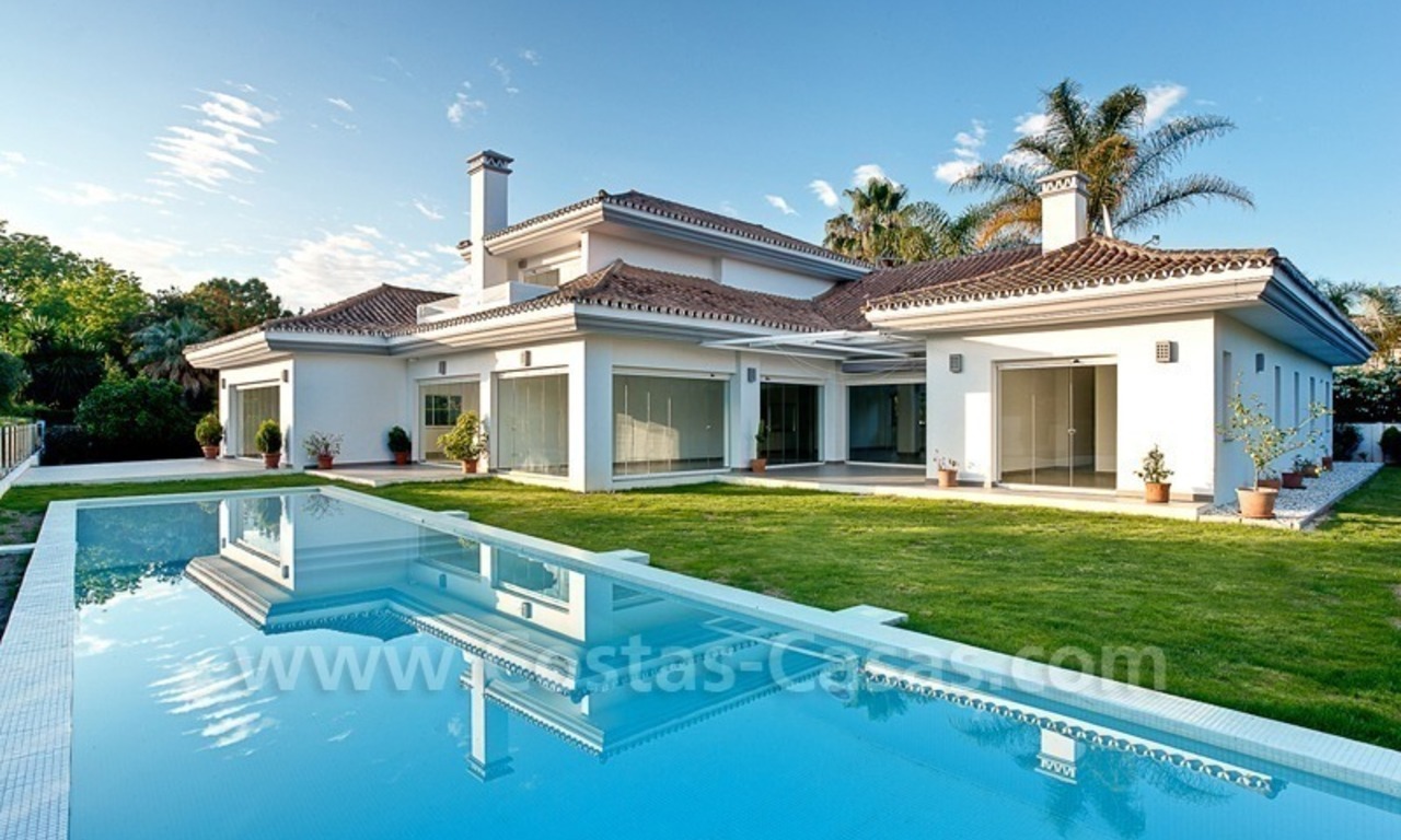 Moderne eerstelijn golf villa te koop in Nueva Andalucia te Marbella 0