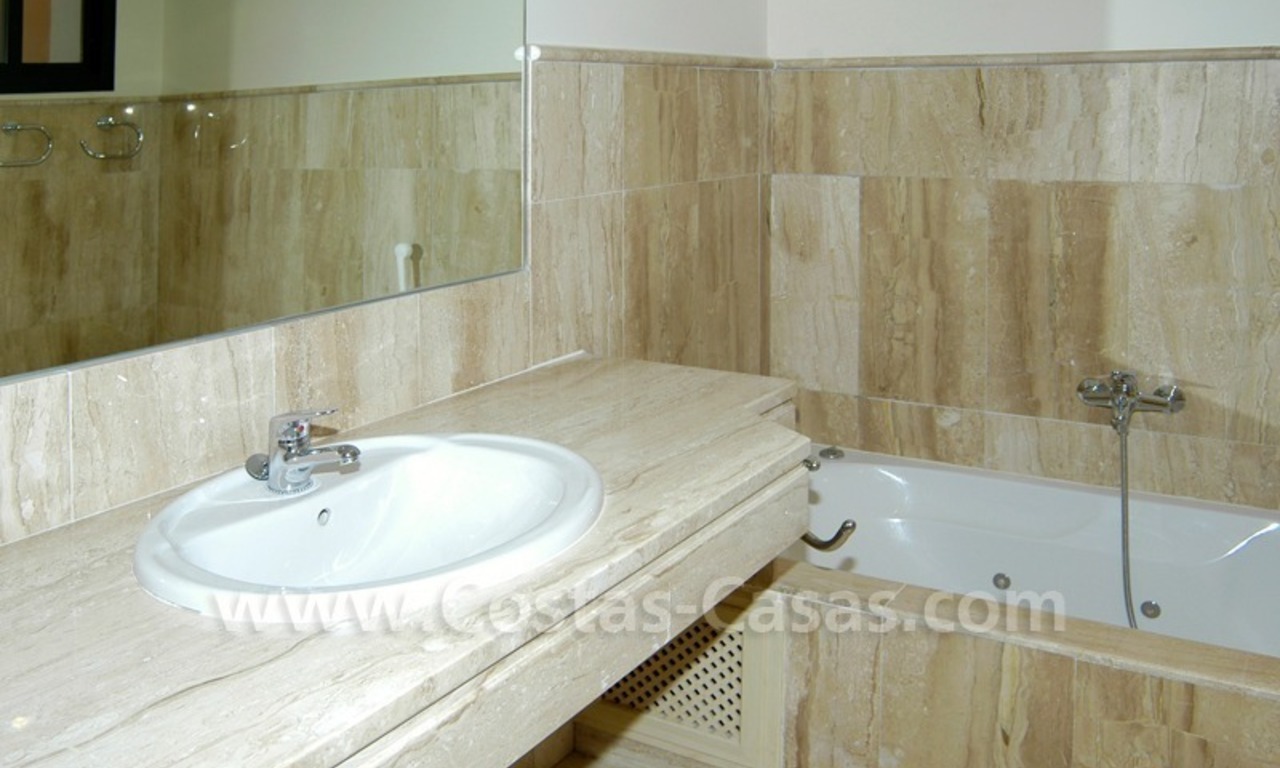 Unieke eerstelijngolf villa in Andalusische stijl te koop in Nueva Andalucia te Marbella 21