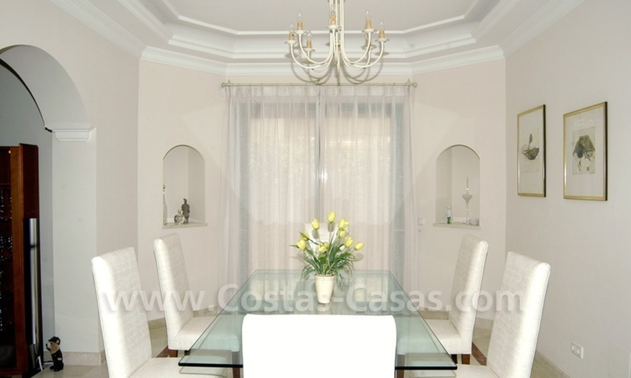 Unieke eerstelijngolf villa in Andalusische stijl te koop in Nueva Andalucia te Marbella 15