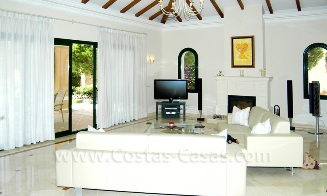Unieke eerstelijngolf villa in Andalusische stijl te koop in Nueva Andalucia te Marbella 13
