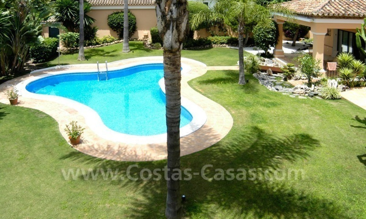 Unieke eerstelijngolf villa in Andalusische stijl te koop in Nueva Andalucia te Marbella 10