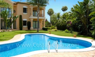 Unieke eerstelijngolf villa in Andalusische stijl te koop in Nueva Andalucia te Marbella 1