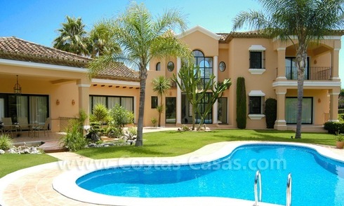 Unieke eerstelijngolf villa in Andalusische stijl te koop in Nueva Andalucia te Marbella 
