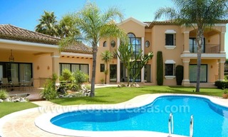 Unieke eerstelijngolf villa in Andalusische stijl te koop in Nueva Andalucia te Marbella 0