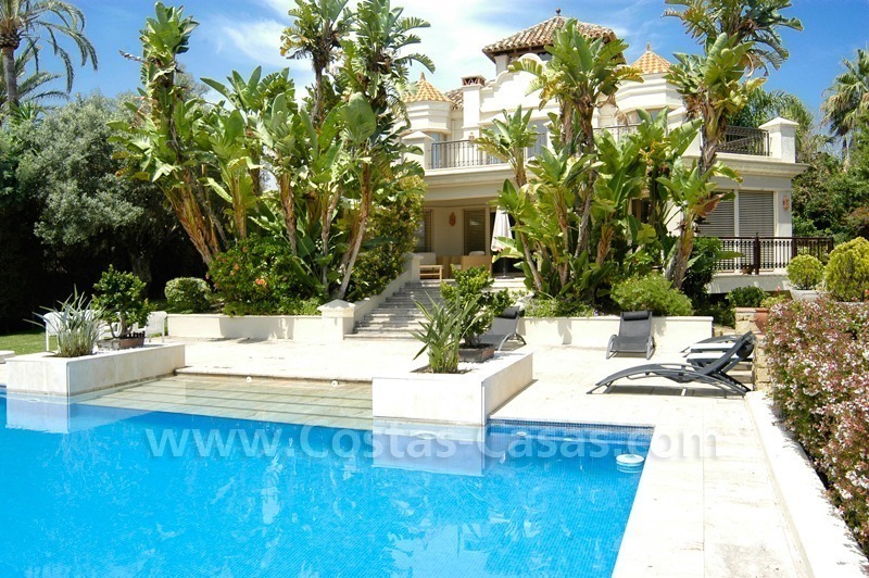 Beachside villa te koop in klassieke stijl te Marbella oost