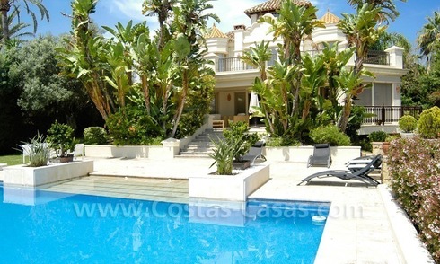 Beachside villa te koop in klassieke stijl te Marbella oost 